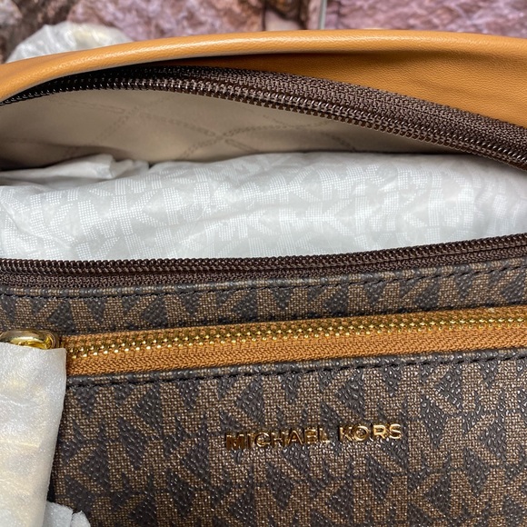 MICHAEL KORS SLATER MEDIUM LOGO SLING PACK - Picture 7 of 7